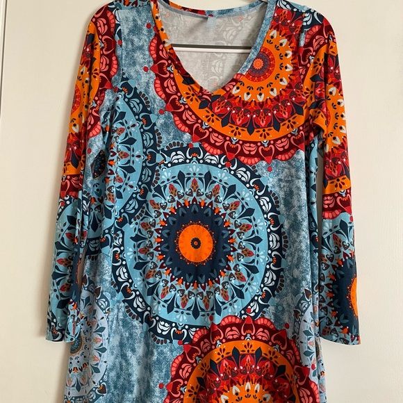 Awulifan Tops - EUC Women’s multi-color long sleeve v-neck tunic boho long sleeve top, Large